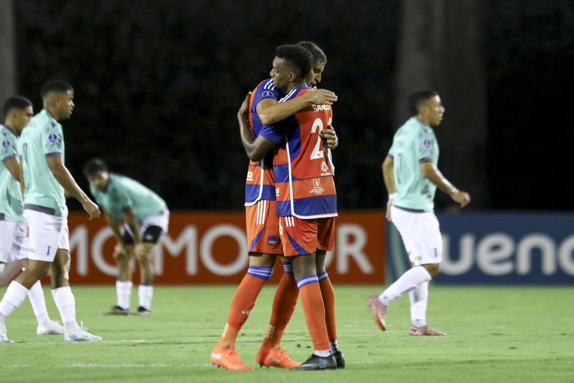 Jugadores de Puerto Cabello celebran un gol este jueves en un partido de la Copa Sudamericana ante Juventud en el estadio Misael Delgado, en Valencia (Venezuela). EFE/ Juan Carlos Hernández
