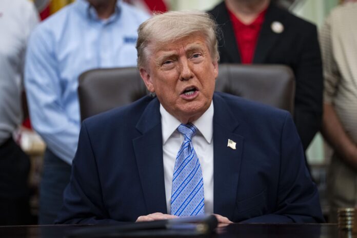 El presidente de Estados Unidos, Donald Trump, fue captado este 21 de mayo, al dar unas declaraciones a la prensa, en el Despacho Oval de la Casa Blanca, en Washington DC (EE.UU.). EFE/Al Drago/Pool
