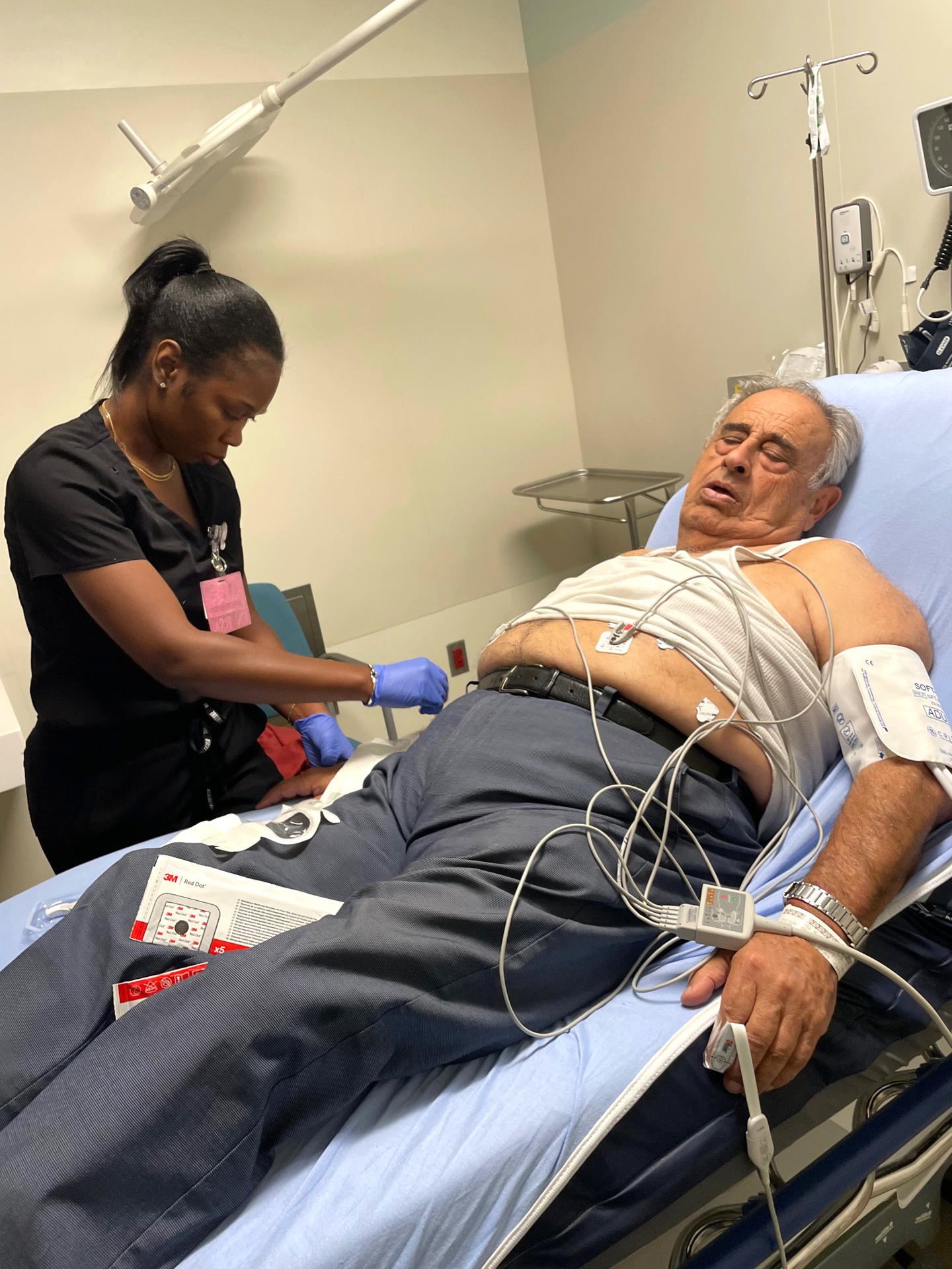 Fotografía cedida por el bufete de abogados V. James DeSimone Law de Rafie Shouhed quien demandó este jueves por 50 millones de dólares al Gobierno del presidente Donald Trump, tras sufrir graves lesiones durante una redada de inmigración realizada en septiembre pasado en su negocio en Los Ángeles (EE.UU.). EFE/ V. James DeSimone Law /SOLO USO EDITORIAL /NO VENTAS /SOLO DISPONIBLE PARA ILUSTRAR LA NOTICIA QUE ACOMPAÑA /CRÉDITO OBLIGATORIO
