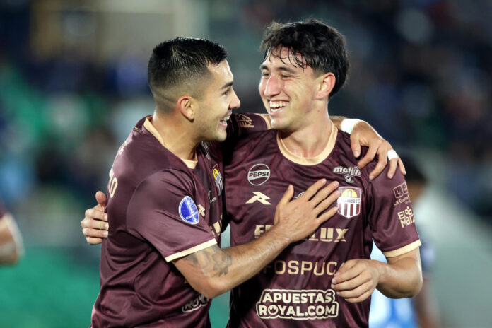 Sebastián Mendoza (d), de Carabobo, celebra un gol este jueves en un partido de la Copa Sudamericana ante Blooming en el estadio Ramón Tahuichi Aguilera, en Santa Cruz (Bolivia). EFE/ Juan Carlos Torrejón
