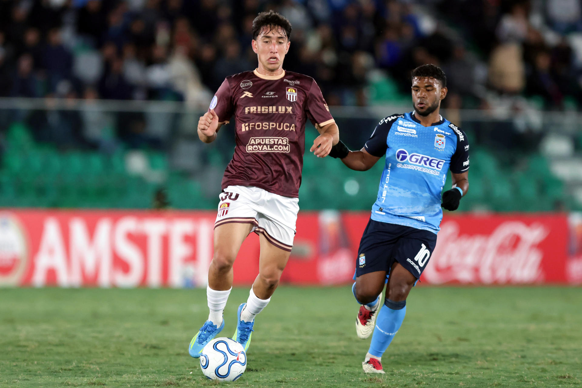 Roberto Hinojosa (d), de Blooming, disputa el balón con Sebastián Mendoza, de Carabobo, este jueves en un partido de la Copa Sudamericana en el estadio Ramón Tahuichi Aguilera, en Santa Cruz (Bolivia). EFE/ Juan Carlos Torrejón
