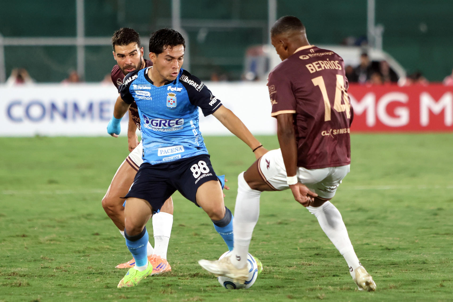 Guilmar Centella (i), de Blooming, disputa el balón con Joshuan Berrios, de Carabobo, este jueves en un partido de la Copa Sudamericana en el estadio Ramón Tahuichi Aguilera, en Santa Cruz (Bolivia). EFE/ Juan Carlos Torrejón
