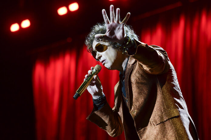 El cantante Enrique Bunbury durante una actuación. EFE/Víctor Lerena
