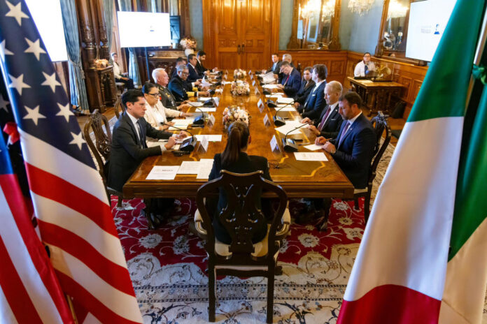 Fotografía cedida por la Presidencia de México de su mandataria Claudia Sheinbaum (c) y el secretario del Departamento de Seguridad Interior de Estados Unidos, Markwayne Mullin (d), durante una reunión este jueves, en el Palacio Nacional de la Ciudad de México (México). EFE/ Presidencia de México / SOLO USO EDITORIAL/NO VENTAS/ SOLO DISPONIBLE PARA ILUSTRAR LA NOTICIA QUE ACOMPAÑA (CRÉDITO OBLIGATORIO)
