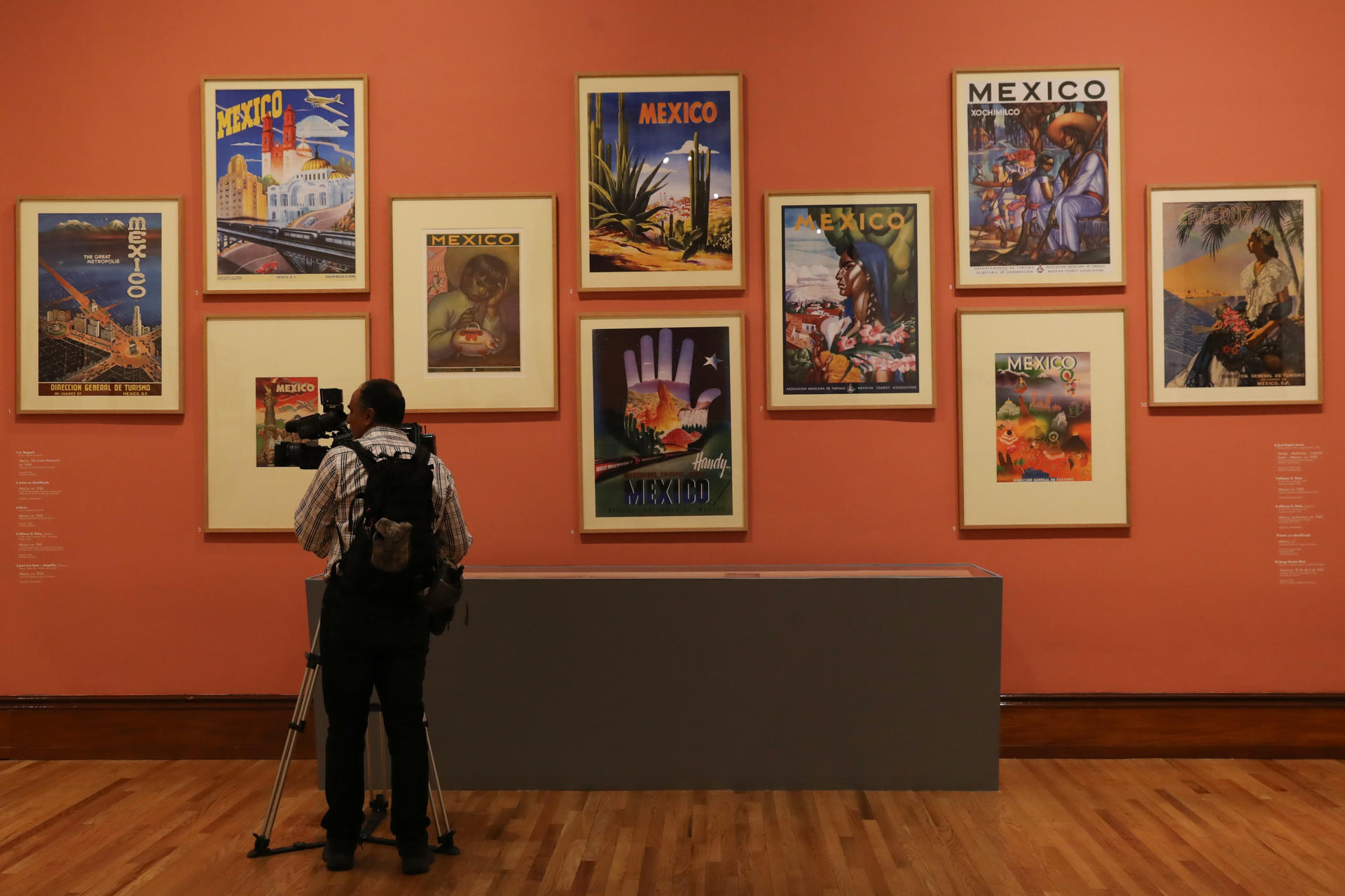 Una persona asiste a un recorrido de la exposición 'México: ruta y destino' compuesta de cartografías, pinturas, carteles y fotografías que retratan el "imaginario turístico" del país a lo largo del siglo XX, este jueves en el Museo Nacional Arte de Ciudad de México (México). EFE/ Mario Guzmán
