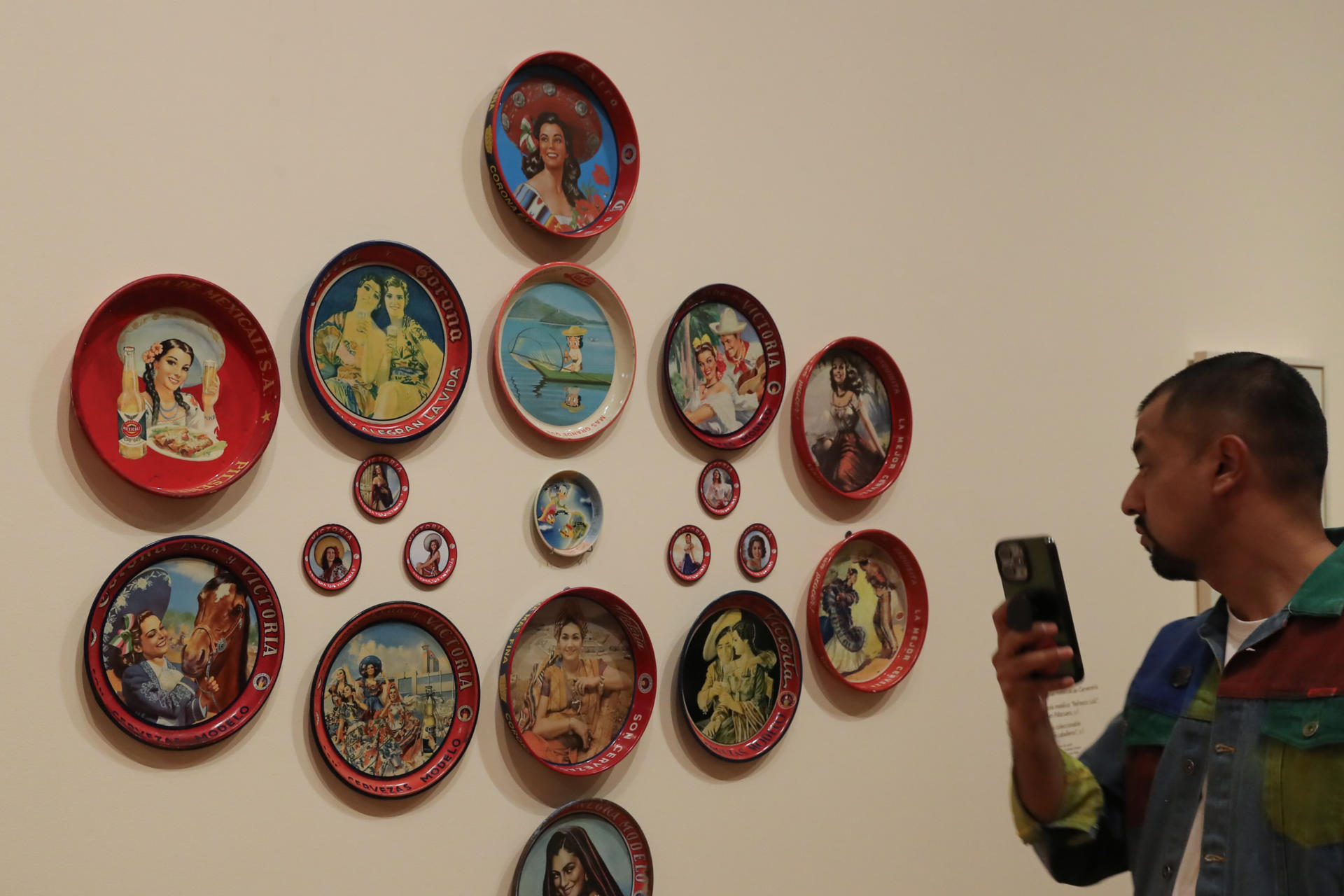 Una persona asiste a un recorrido de la exposición 'México: ruta y destino' compuesta de cartografías, pinturas, carteles y fotografías que retratan el "imaginario turístico" del país a lo largo del siglo XX, este jueves en el Museo Nacional Arte de Ciudad de México (México). EFE/ Mario Guzmán

