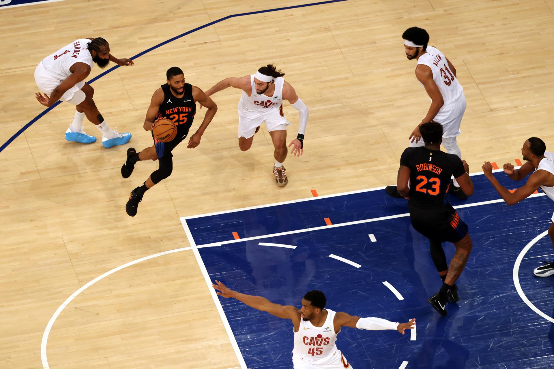 Mikal Bridges (C) de los New York Knicks busca penetrar la defensa de los Cleveland Knicks durante el segundo partido de las Finales de la Conferencia Este de la NBA jugado este jueves en el Madison Square Garden de Nueva York. EFE/EPA/Olga Fedorova
