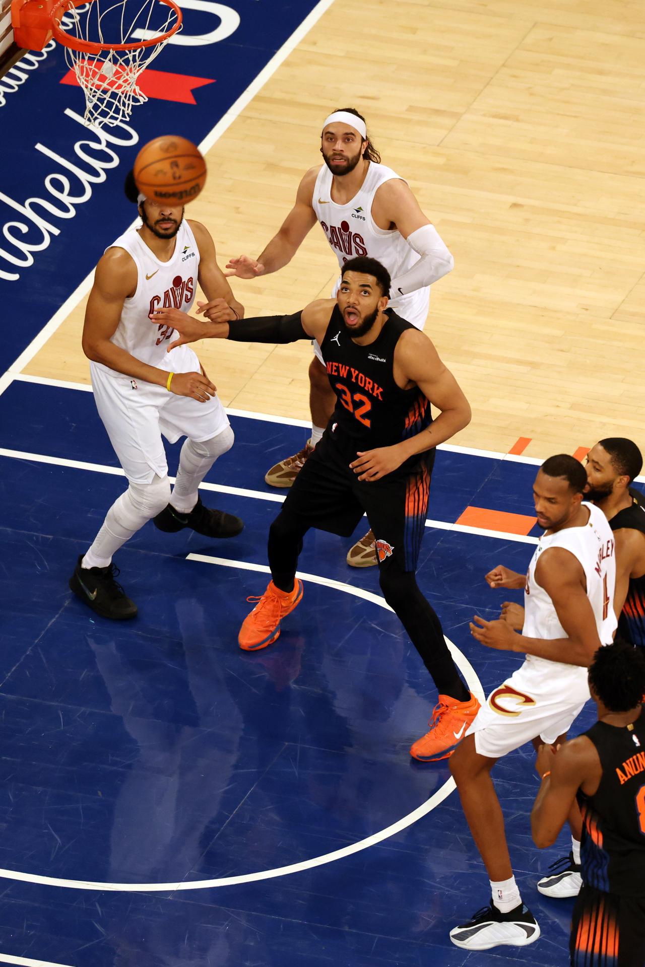 El pívot Karl-Anthony Towns de los New York Knicks espera tomar el control del balón durante un pasaje del segundo juego de las Finales de la Conferencia Este de la NBA contra los Cleveland Cavaliers en el Madison Square Garden de Nueva York. EFE/EPA/Olga Fedorova
