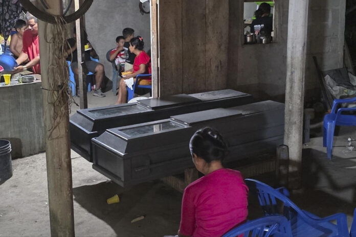 Personas asisten al velorio de los hermanos Elmer y Wilmer Suchite este 21 de mayo de 2026, en Nueva Vida en la aldea Rigores en Trujillo (Honduras). EFE/ Germán Reyes
