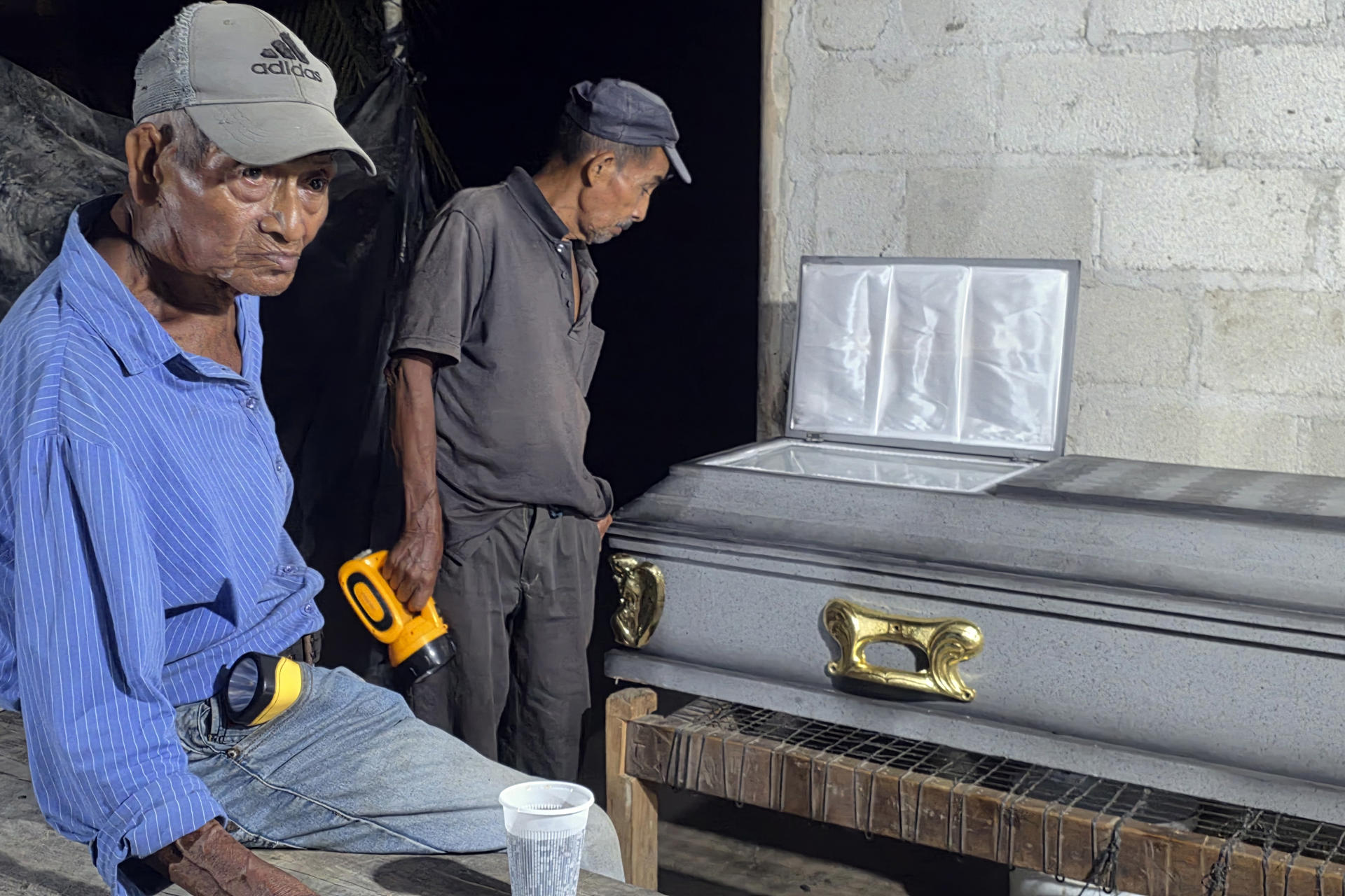 Personas asisten al velorio de Martín Ramos este 21 de mayo de 2026, en Nueva Vida en la aldea Rigores en Trujillo (Honduras). EFE/ Germán Reyes
