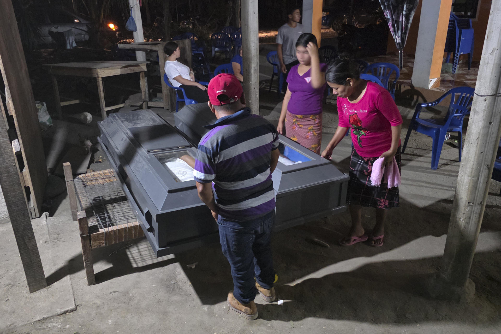 Personas asisten al velorio de los hermanos Elmer y Wilmer Suchite este 21 de mayo de 2026, en Nueva Vida, en la aldea Rigores en Trujillo (Honduras). EFE/ Germán Reyes
