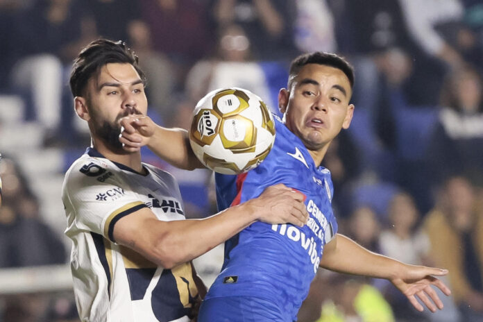 Carlos Rodríguez (d) de Cruz Azul disputa el balón con Rubén Duarte de Pumas este jueves, en el partido de ida de la final de la Liga MX entre Cruz Azul y Pumas en el estadio Ciudad de los Deportes en Ciudad de México (México). EFE/ José Méndez
