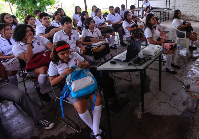 Fotografía de archivo del 12 de septiembre de 2024 que muestra una estudiante (c) usando un celular en clases en Acapulco (México). EFE/ David Guzmán

