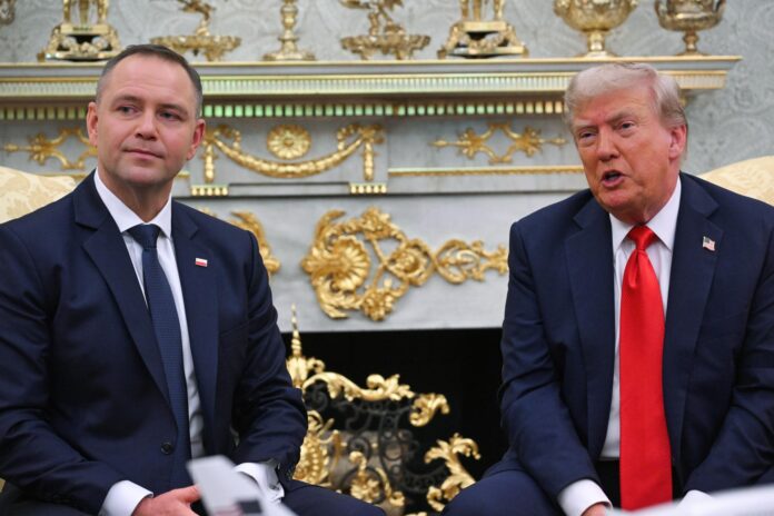 Imagen de archivo del presidente polaco, Karol Nawrocki, y el presidente estadounidense, Donald Trump, durante su reunión en la Casa Blanca en Washington, EE.UU., el 3 de septiembre de 2025. EFE/EPA/RADEK PIETRUSZKA POLAND OUT
