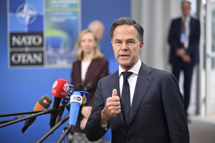 El secretario general de la OTAN, Mark Rutte, habla con la prensa a su llegada a la reunión de ministros de Asuntos Exteriores de la OTAN en Helsingborg, Suecia, el 22 de mayo de 2026. EFE/EPA/Johan Nilsson/TT SWEDEN OUT
