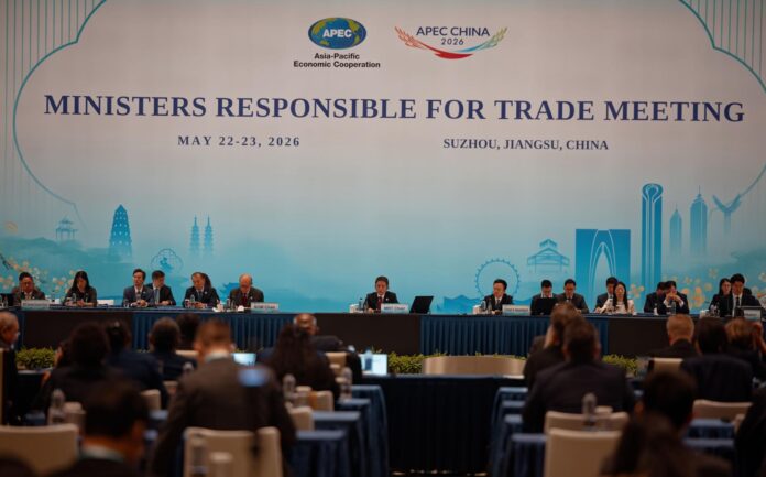 Delegados de distintos países asisten a la ceremonia de apertura de la reunión de la APEC en Suzhou, provincia de Jiangsu, China, 22 de mayo de 2026. EFE/EPA/ALEX PLAVEVSKI
