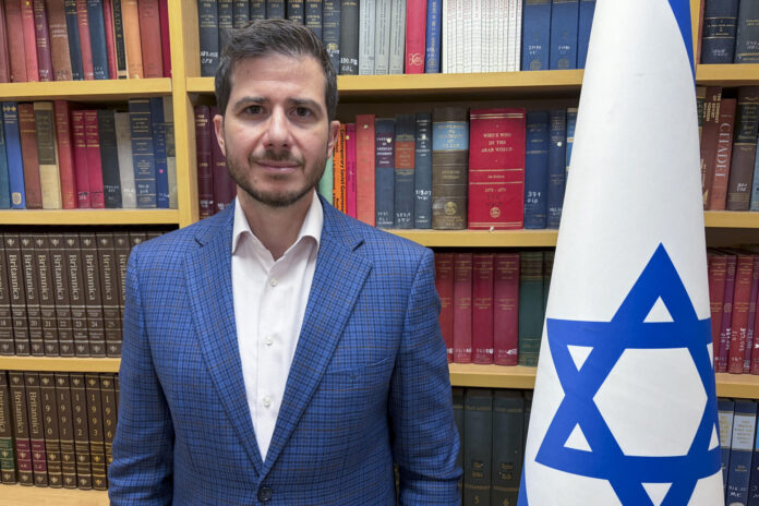 El enviado especial de Israel para el mundo cristiano, George Deek, durante una entrevista concedida a EFE en la sede del Ministerio de Asuntos Exteriores de Israel, en la que reconoce 