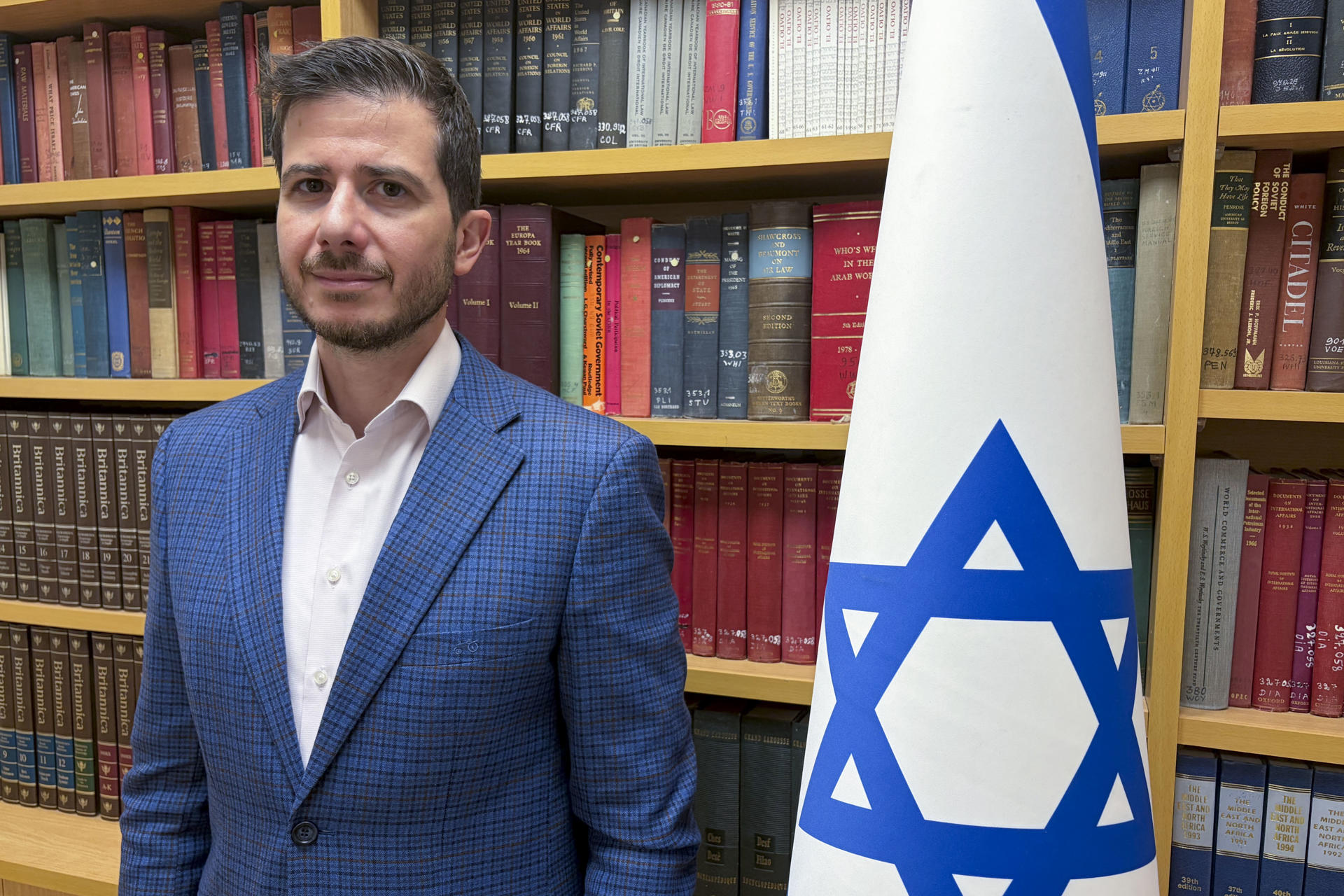 El enviado especial de Israel para el mundo cristiano, George Deek, durante una entrevista concedida a EFE en la sede del Ministerio de Asuntos Exteriores de Israel, en la que reconoce "hechos abominables" del Ejército israelí en incidentes contra símbolos cristianos en el Líbano, pero recrimina a la comunidad internacional la misma contundencia en sus condenas para otros ataques contra el cristianismo en Oriente Medio. EFE/Guillermo Azábal
