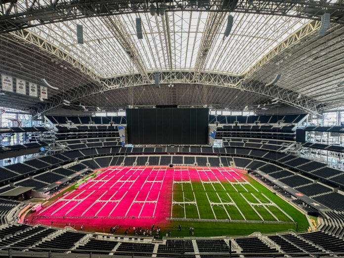 Luces de cultivo sobre la cancha del estadio AT&T, que recibirá varios partidos del Mundial FIFA 2026 en Dallas (EE.UU.). EFE/Carlos Ramírez
