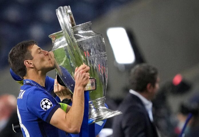 Fotografía de Hugo Delgado, en la que puede verse en una imagen de archivo del 29 de mayo de 2021 al futbolista español César Azpilicueta, entonces capitán del Chelsea, tras conquistar la Liga de Campeones con el equipo inglés. EFE
