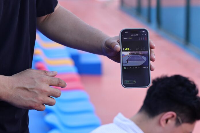 En una pista pública del norte de Pekín, dos cámaras siguen cada golpe, generan estadísticas en tiempo real y crean automáticamente vídeos con las mejores jugadas, una tecnología que hasta hace pocos años estaba reservada para Mundiales, grandes torneos o retransmisiones de élite. EFE/Cedida por Beijing Rigour Technology USO EDITORIAL

