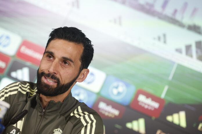El entrenador del Real Madrid, Álvaro Arbeloa, durante la rueda de prensa ofrecida previa al entrenamiento que el equipo realiza este viernes en la Ciudad Deportiva de Valdebebas, en la víspera del partido de la última jornada de Laliga que disputan ante el Athletic Club en el Estadio Santiago Bernabéu. Arbeloa confirmó este viernes que no continuará la próxima temporada en el cargo, a la vez que declaró que se ve “preparado para nuevos retos”. “Sí”, contestó Arbeloa al ser cuestionado directamente sobre si podía confirmar que el de este sábado frente al Athletic Club, en la última jornada de LaLiga EA Sports (Primera División española), iba a ser su último partido como entrenador del Real Madrid.EFE/Javier Lizón
