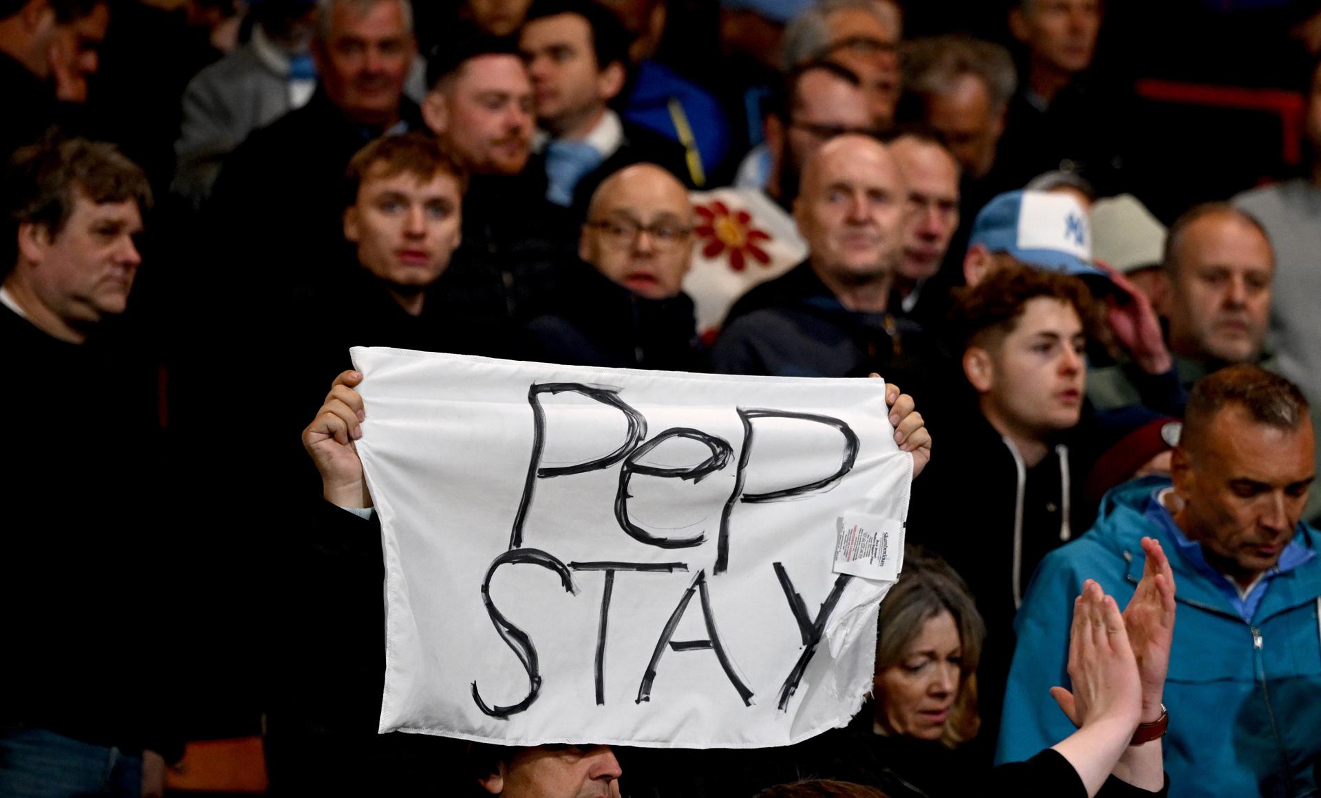 Aficionados del Manchester City sostienen una pancarta con la frase "Pep Stay (Pep, quédate)" durante un partido disputado por su equipo el pasado 19 de mayo. EFE/DANIEL HAMBURY *Sólo uso editorial*

