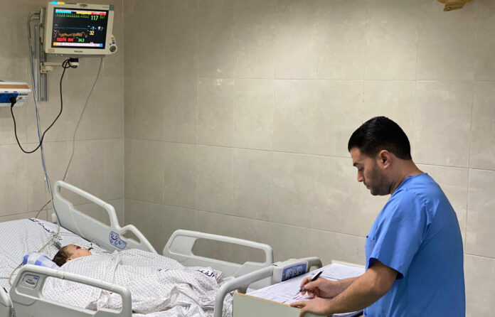 Imagen de archivo de un médico en el hospital Naser en Jan Yunis. EFE/ Anas Baba ***MEJOR CALIDAD DISPONIBLE***

