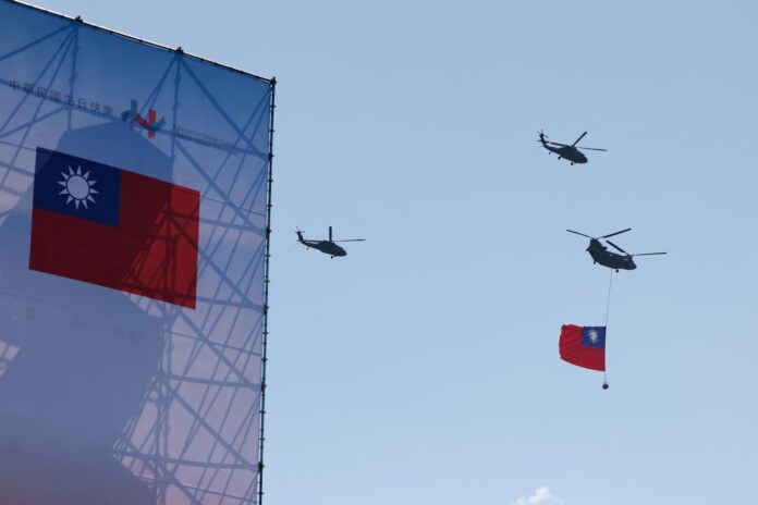 Archivo - TAIPÉI (Taiwán), 10/10/2025.- Un helicóptero Chinook taiwanés, portando una enorme bandera de Taiwán, sobrevuela las afueras del edificio de la Presidencia en Taipéi. EFE/EPA/RITCHIE B. TONGO
