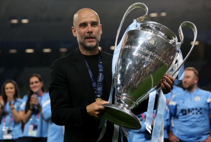 Foto de archivo del 10 de junio de 2023, en la que se ve al entrenador del Manchester City, Pep Guardiola, con el trofeo de Liga de Campeones. EFE/ MARTIN DIVISEK
