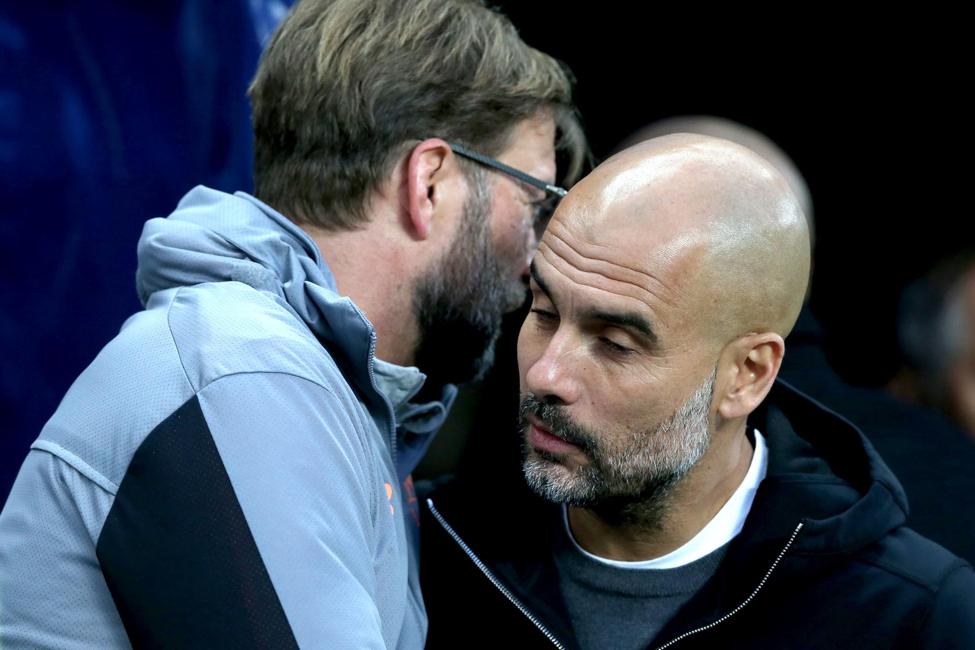 Foto de archivo del 10 de abril de 2018 en la que puede verse a los entrenadores del Liverpool, Jurgen Klopp (i), y del Manchester City, Pep Guardiola, antes de un partido. EFE/NIGEL RODDIS
