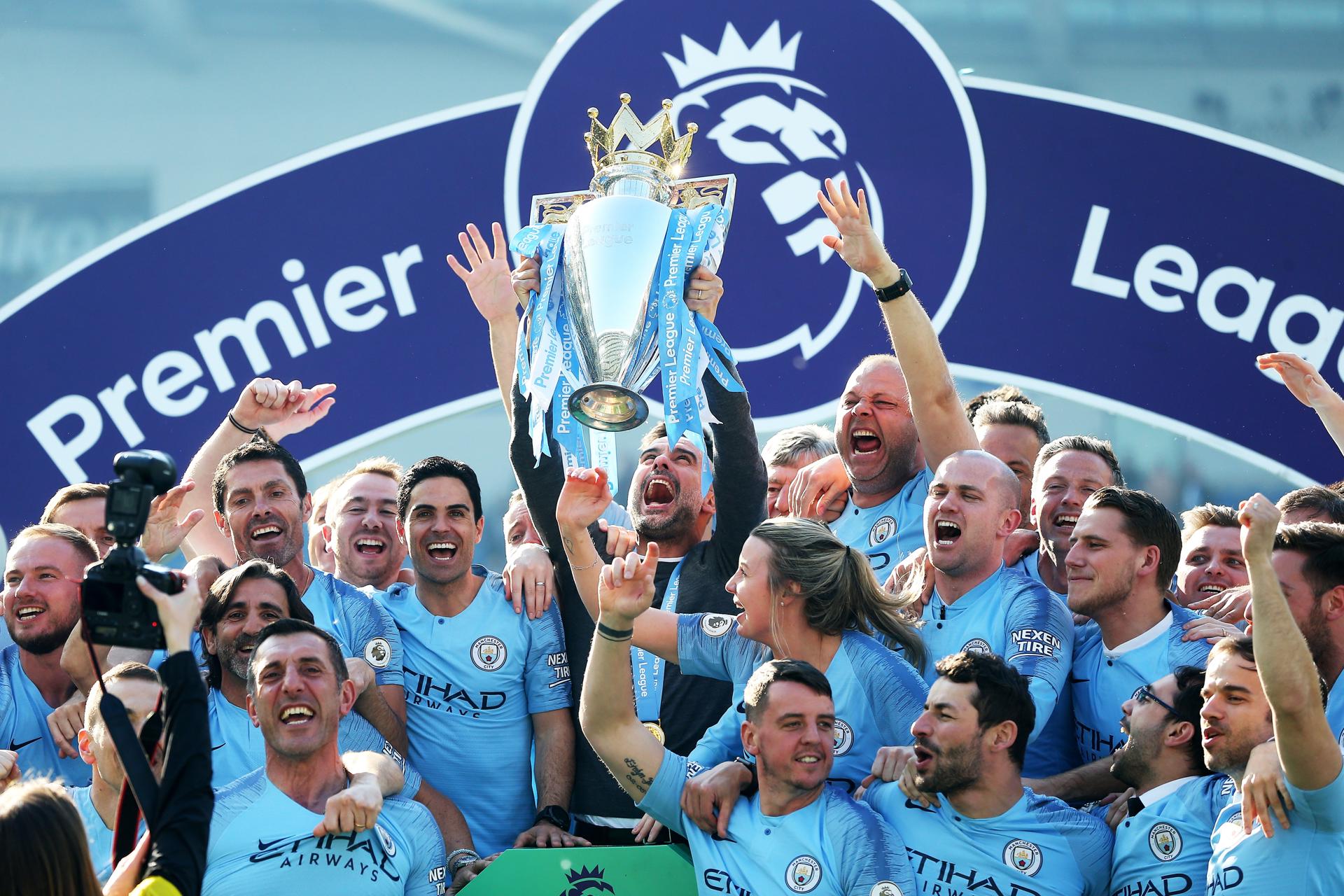 Foto de archivo del 12 de mayo de 2019, en la que puede verse al entrenador del Manchester City, Pep Guardiola, levantando el trofeo de campeón de la Premier League. EFE/ JAMES BOARDMAN *Sólo uso editorial*
