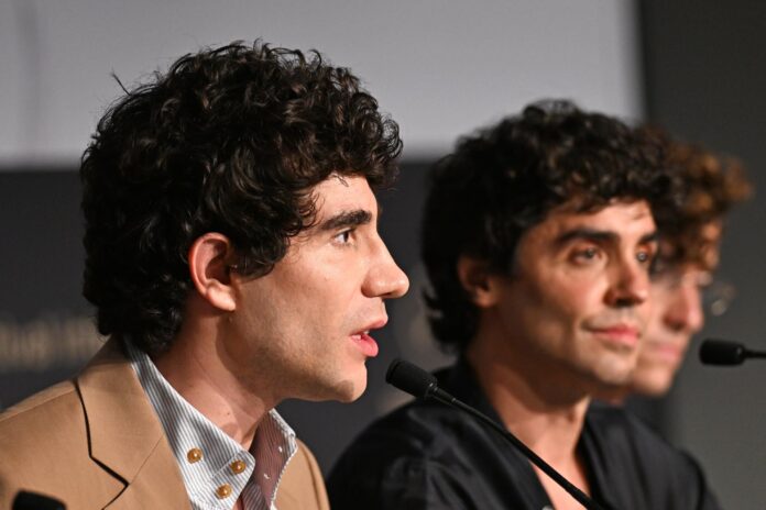 Javier Calvo y Javier Ambrossi, los Javis, asisten a la rueda de prensa de 'La Bola Negra' durante la 79ª edición del Festival de Cine de Cannes, Francia, el 22 de mayo de 2026. EFE/EPA/Kate Green / POOL
