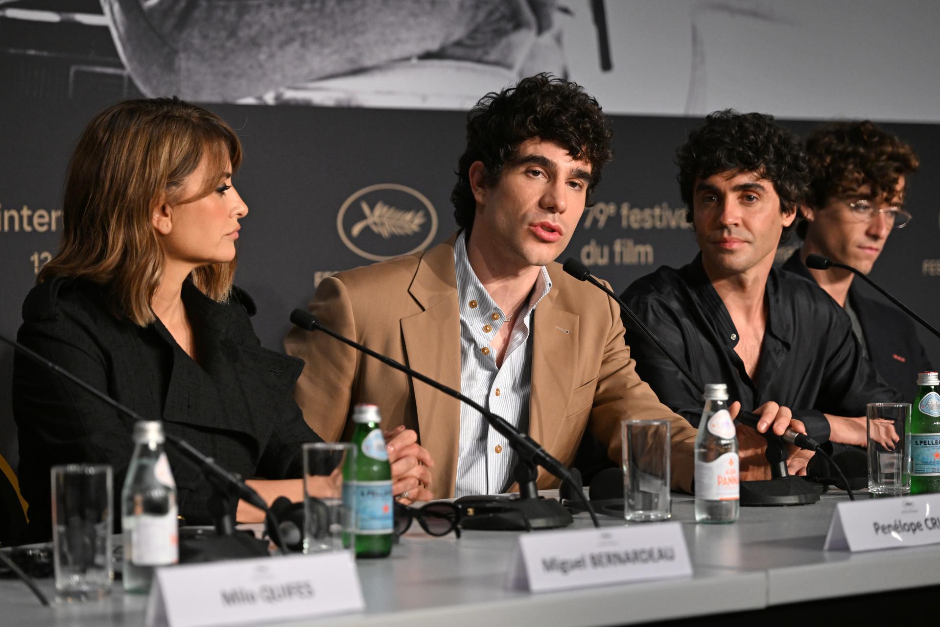 (De izq. a dcha.) Penélope Cruz, Javier Calvo, Javier Ambrossi y Guitarricadelafuente asisten a la rueda de prensa de 'La Bola Negra' durante el 79º Festival de Cine de Cannes, Francia, el 22 de mayo de 2026. EFE/EPA/Kate Green / POOL
