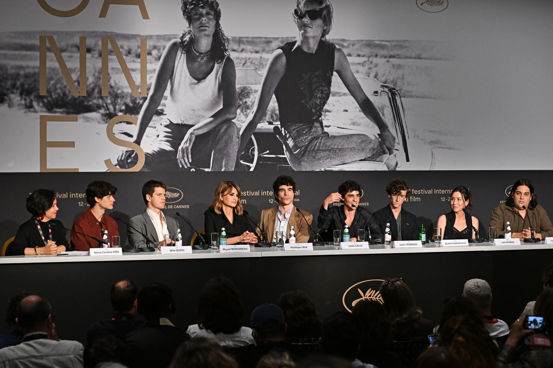 (De izq. a dcha.) María Carolina Piña, Milo Quifes, Miguel Bernardeau, Penélope Cruz, Javier Calvo, Javier Ambrossi, Guitarricadelafuente, Lola Dueñas y Carlos González asisten a la rueda de prensa de 'La Bola Negra' durante la 79ª edición del Festival de Cine de Cannes, Francia, el 22 de mayo de 2026. EFE/EPA/Kate Green / POOL
