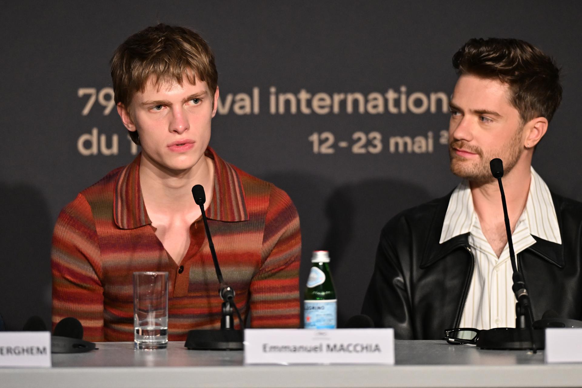 Emmanuel Macchia y Lukas Dhont asisten a la conferencia de prensa de 'Coward' durante el 79º Festival de Cine de Cannes, Francia, el 22 de mayo de 2026. EFE/EPA/Kate Green / POOL
