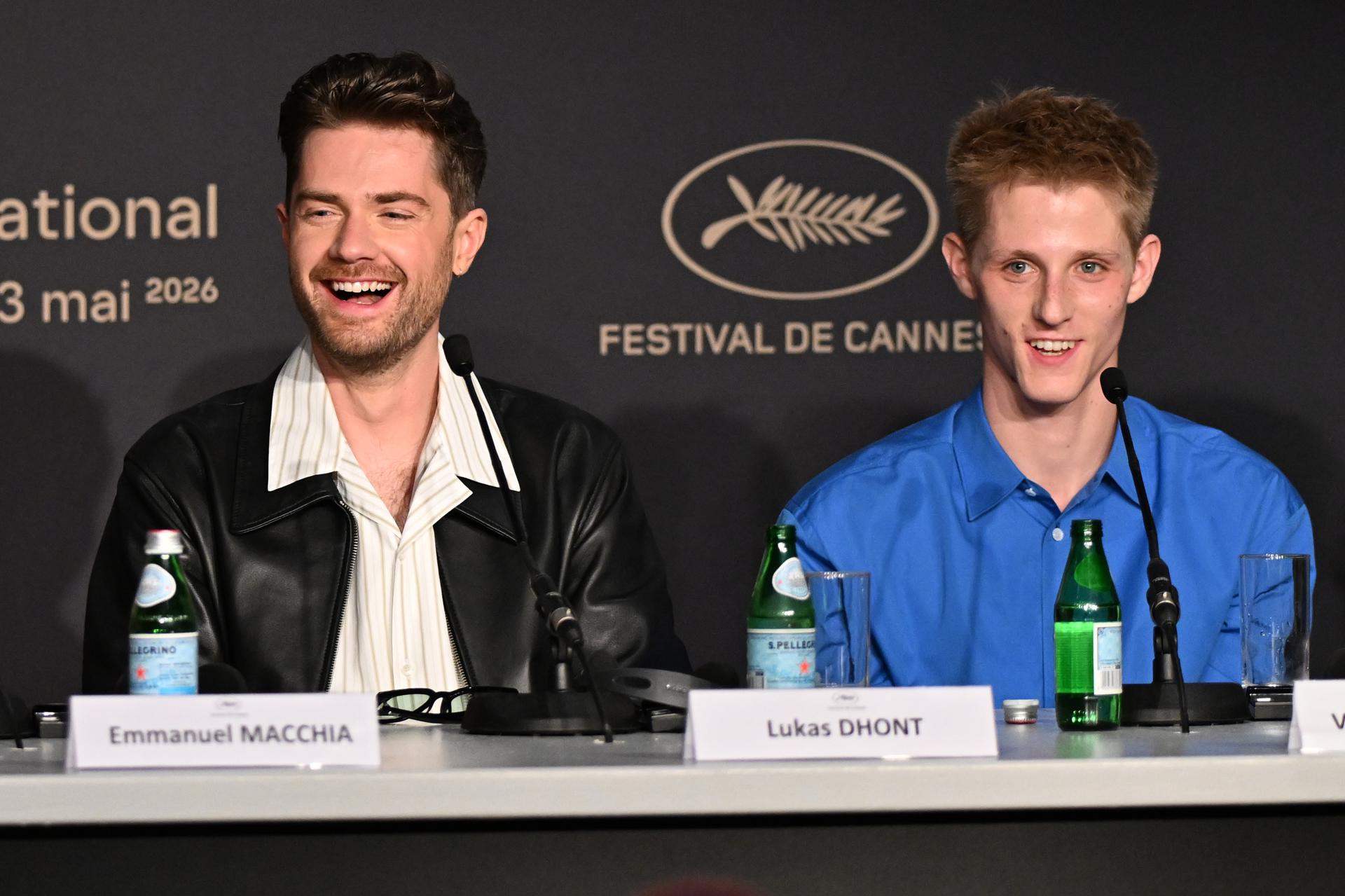 Lukas Dhont y Valentin Campagne asisten a la conferencia de prensa de 'Coward' durante el 79º Festival de Cine de Cannes, Francia, el 22 de mayo de 2026. EFE/EPA/Kate Green / POOL
