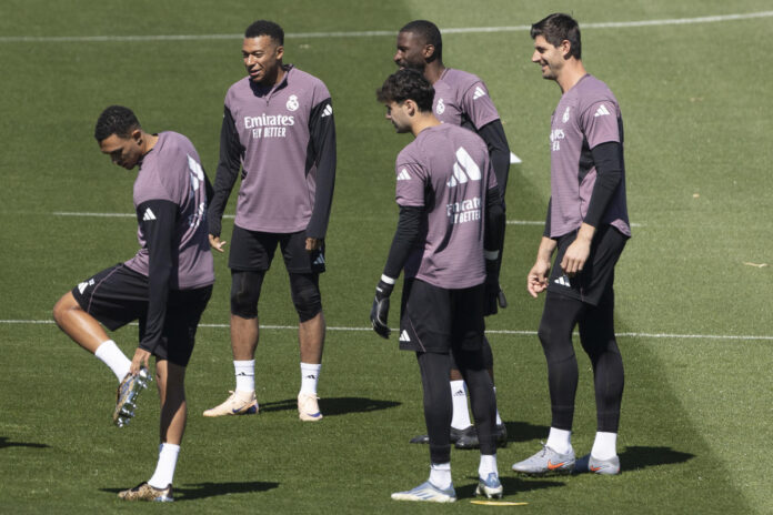 Los jugadores del Real Madrid (de i a d) Trent Alexander-Arnold, Kylian Mbappé, David Alaba y Thibout Courtois asisten con el resto de la plantilla al entrenamiento en la Ciudad Deportiva de Valdebebas en Madrid, el pasado 16 de mayo, en preparación al partido liguero contra el Sevilla. EFE/ Sergio Pérez
