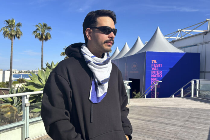 El realizado Theo Montoya el pasado 19 de mayo en Cannes. El problema de los falsos positivos -como se conoce en Colombia al asesinato de civiles por miembros del Ejército haciéndolos pasar por bajas del conflicto armado interno- y cómo los relatos y las imágenes construyen la realidad protagonizan en Cannes el corto aspirante a una Palma de Oro 'Pelotón trueno', de Theo Montoya. EFE/ Nerea González
