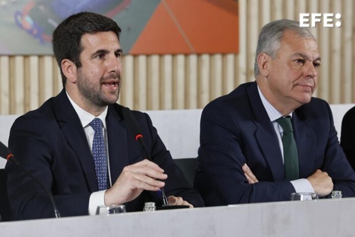 Enrique Riquelme (i), presidente ejecutivo de Cox, presenta su nueva sede acompañado del alcalde de Sevilla, José Luis Sanz (d), este viernes en Sevilla.- EFE/ José Manuel Vidal
