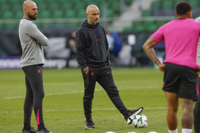 Foto de Julio Muñoz, en la que puede verse en una imagen de archivo del 27 de mayo de 2025 al técnico italiano Enzo Maresca (c). EFE
