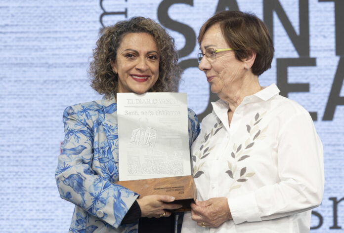 La viuda del director financiero de El Diario Vasco Santiago Oleaga asesinado por ETA hace 25 años, Amaia Guridi (d), entrega el premio en su recuerdo a la periodista a la colombiana Jineth Bedoya (i), símbolo de la lucha contra el terrorismo y la violencia sexual, en la primera edición de un galardón con el nombre que de Oleaga, que reconocerá a periodistas comprometidos con los derechos humanos. EFE/Javier Etxezarreta
