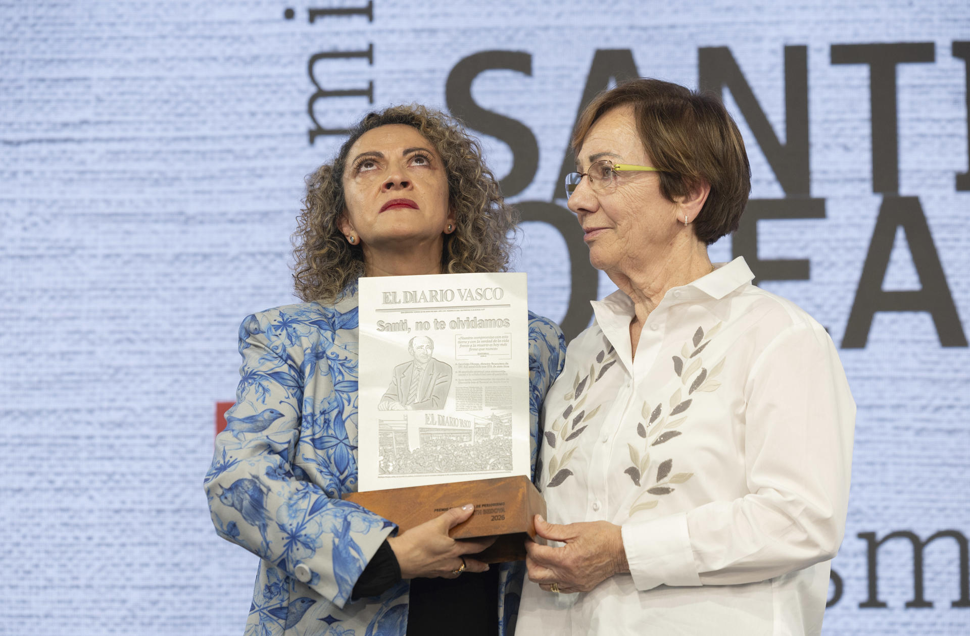 La viuda del director financiero de El Diario Vasco Santiago Oleaga asesinado por ETA hace 25 años, Amaia Guridi (d), entrega el premio en su recuerdo a la periodista a la colombiana Jineth Bedoya (i), símbolo de la lucha contra el terrorismo y la violencia sexual, en la primera edición de un galardón con el nombre que de Oleaga, que reconocerá a periodistas comprometidos con los derechos humanos. EFE/Javier Etxezarreta
