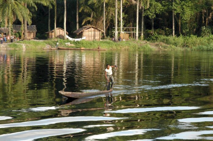 En la imagen de archivo, un hombre remando delante en el rio Congo cerca de Mbandaka, República Democrática del Congo. EFE/Ricky Gare
