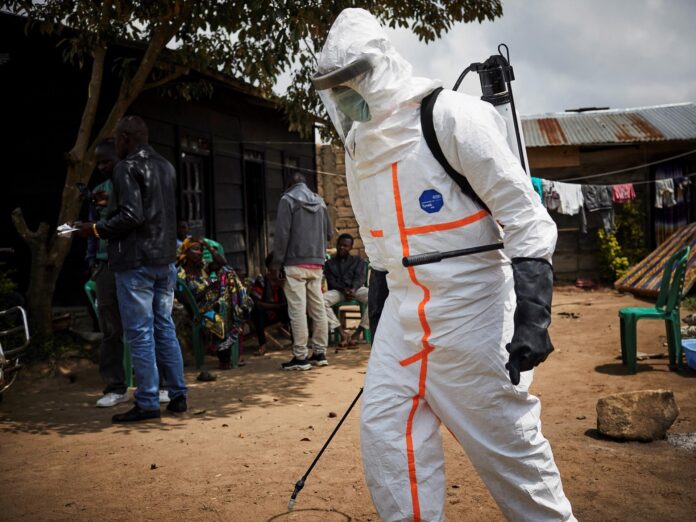 FOTO ARCHIVO. Un equipo sanitario desinfecta y descontamina la casa de un paciente de ébola. EFE/EPA/HUGH KINSELLA CUNNINGHAM
