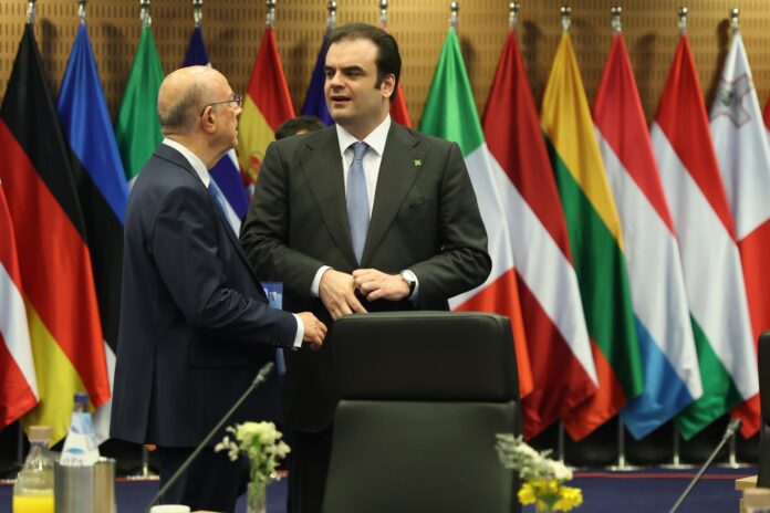 El presidente del Eurogrupo, Kyriakos Pierrakakis (d), y el ministro de Finanzas chipriota, Makis Keravnos, asisten este viernes a la reunión informal de ministros de Asuntos Económicos y Financieros de la UE y gobernadores de bancos centrales en Lefkosia, Chipre EFE/EPA/GEORGE CHRISTOFOROU
