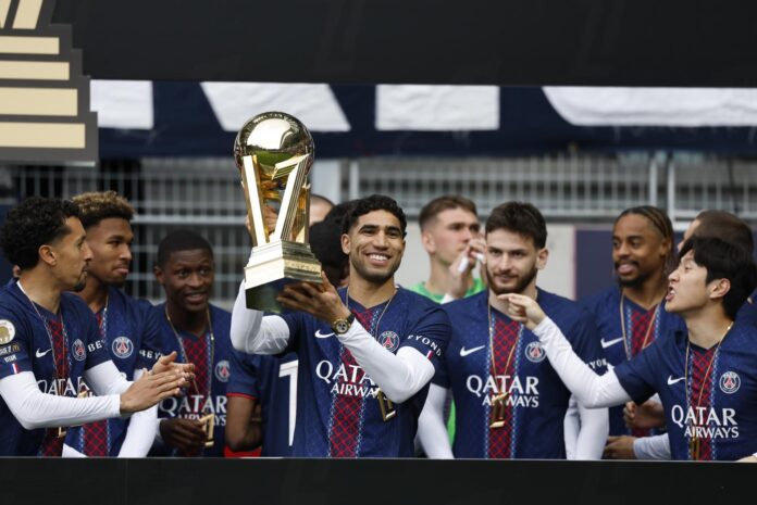 El futbolista del PSG Achraf Hakimi (c), durante las celebraciones por el título de Liga el pasado 17 de mayo. EFE/MOHAMMED BADRA
