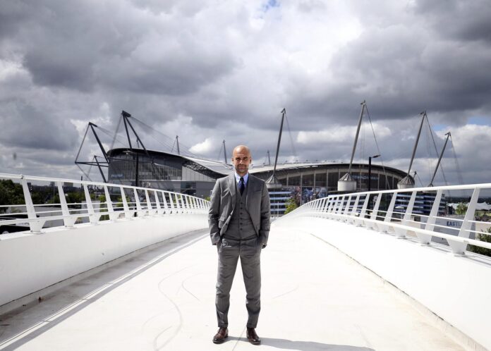 Fotografía de Nigel Roddis, en la que puede verse en una imagen de archivo del 8 de julio de 2016 al técnico del Manchester City delante del Etihad Stadium. EFE
