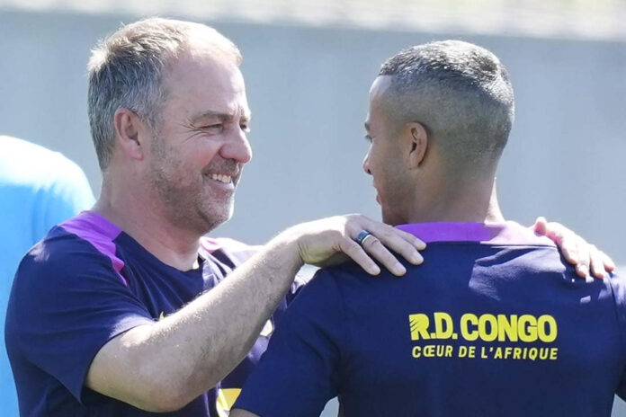 El técnico alemán del FC Barcelona, Hansi Flick (i) saluda a su asistente Thiago Alcantara (d), durante el entrenamiento del primer equipo del FC Barcelona en las instalaciones de la Ciudad Deportiva Joan Gamper. EFE/ Enric Fontcuberta.

