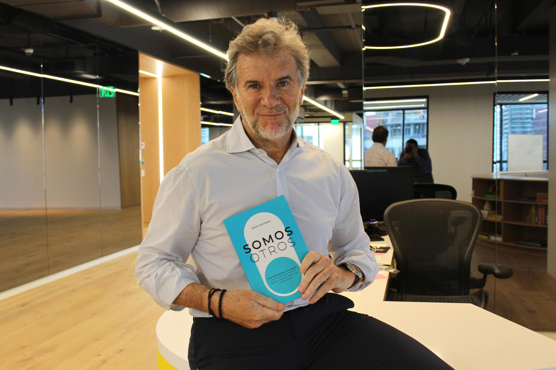 Fotografía del 14 de mayo de 2026 del autor y fundador de la consultora internacional Newlink, el argentino Sergio Roitberg, posando durante una entrevista con EFE en Miami, (Estados Unidos). EFE/ Pedro Pablo Cortés
